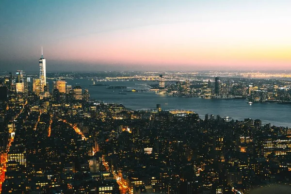 Красивый Снимок Зданий Уличным Освещением Нью Йорке Сша Пейзажем Заката — стоковое фото