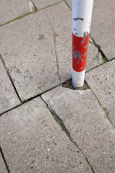 Eine Vertikale Hochwinkelaufnahme Einer Metallstange Zwischen Betonplatten — Stockfoto