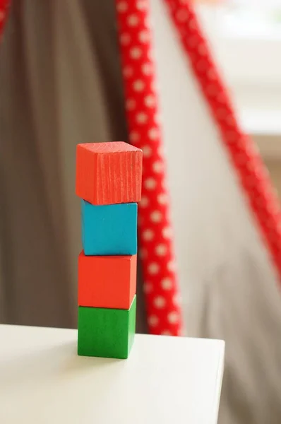 Een Stapel Kleurrijke Houten Speelgoedblokken Een Wit Oppervlak — Stockfoto