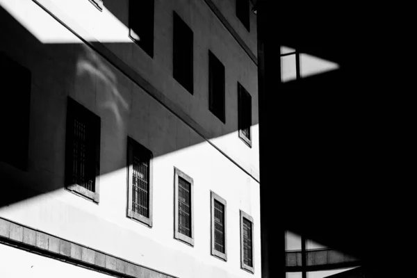 Uno Scatto Scala Grigi Luce Solare Che Splende Sull Edificio — Foto Stock