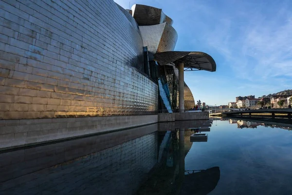 Vue Rapprochée Façade Créative Musée Guggenheim Sur Rivière Dessinée Par — Photo