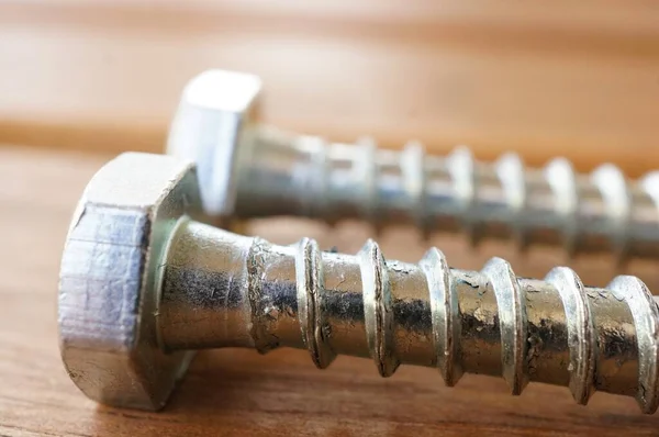 Een Close Shot Van Metalen Schroeven Een Houten Tafel Met — Stockfoto