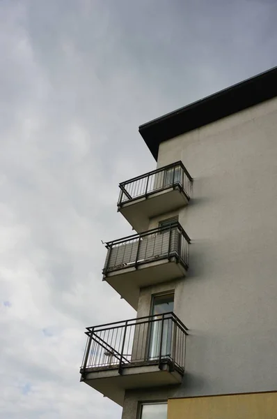 Низкоугольный Снимок Балконов Многоквартирного Дома Против Облачного Неба — стоковое фото