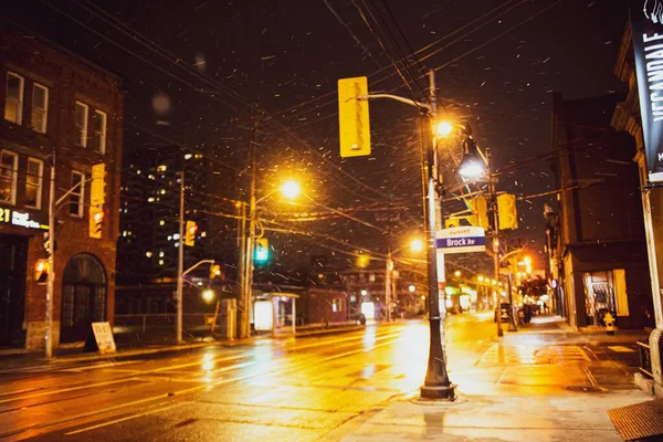 カナダの雪と夜の車や通り — ストック写真