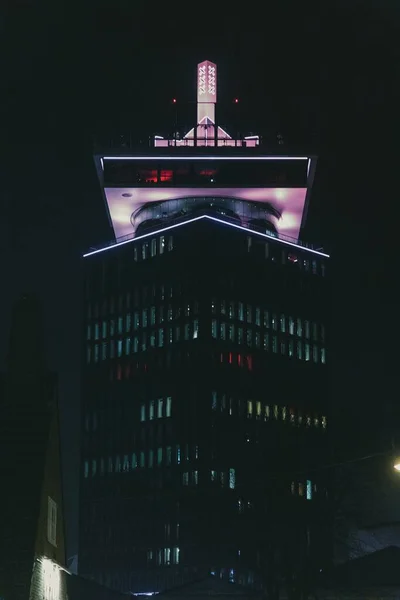 Eine Flache Aufnahme Eines Hohen Beleuchteten Gebäudes Bei Nacht Amsterdam — Stockfoto