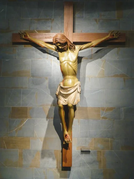 Μια Κάθετη Φωτογραφία Του Αγάλματος Του Ιησού Χριστού Μπροστά Από — Φωτογραφία Αρχείου