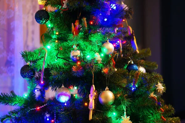 Close Uma Árvore Natal Lindamente Decorada Com Ornamentos Luzes Verdes — Fotografia de Stock