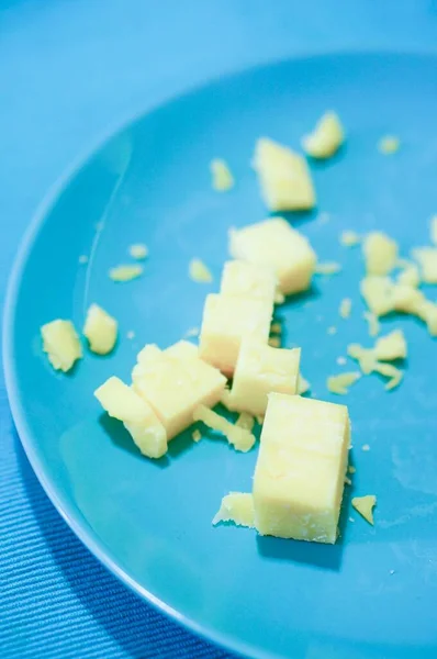 蓝盘奶酪片和碎屑的特写 — 图库照片