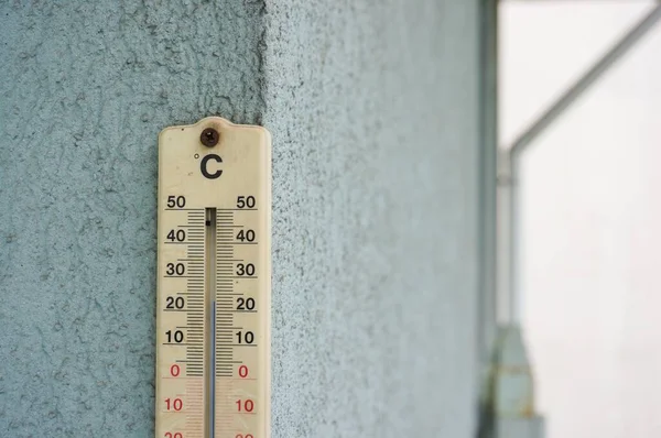 Een Closeup Van Een Outdoor Thermometer Opknoping Een Betonnen Muur — Stockfoto