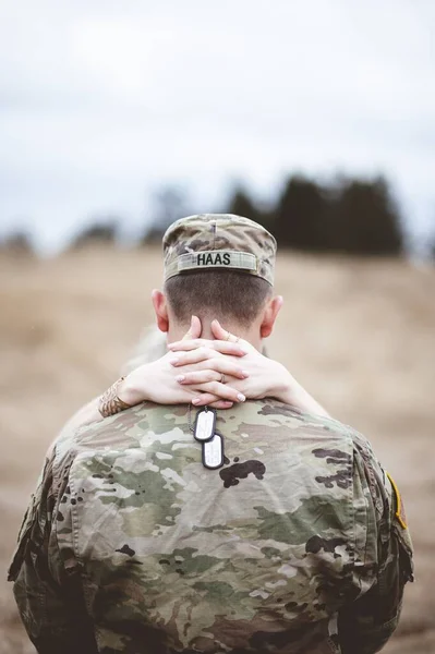 一个美国士兵背对着他的背 手挽着狗标签 用女性手臂把他的后背打了一个浅浅的垂直镜头 — 图库照片