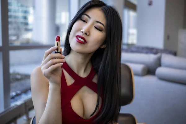 Гарненька Китайська Жінка Модель Вдягнена Модне Червоне Вбрання Вона Починає — стокове фото