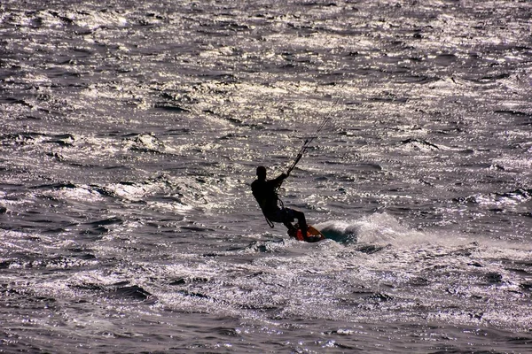 Tiro Ângulo Largo Homem Surfando Água — Fotografia de Stock