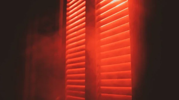 Bir Film Setinde Sisle Kaplı Kırmızı Işık Kör Kapılar — Stok fotoğraf