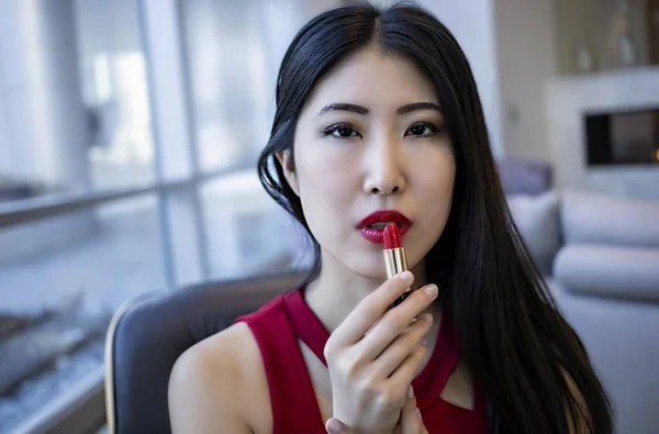 Belle Jeune Modèle Féminin Asiatique Chinois Porte Une Robe Rouge — Photo