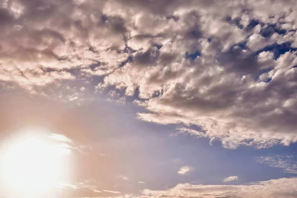 Sol Brilhando Céu Cheio Nuvens — Fotografia de Stock