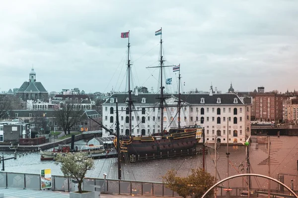 Tiro Ângulo Alto Porto Cercado Por Muitos Edifícios Históricos Amsterdã — Fotografia de Stock