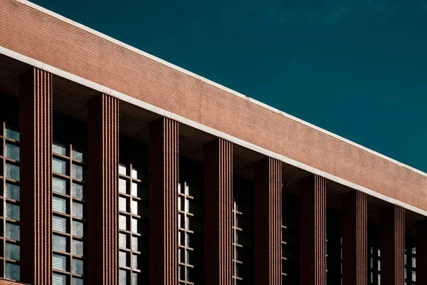 Belo Desenho Arquitetônico Edifício Com Céu Limpo Fundo — Fotografia de Stock