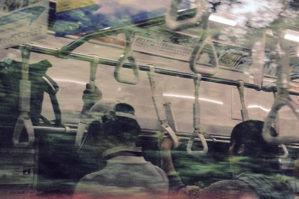 2015年1月1日 日本の電車の窓に映る人々 — ストック写真