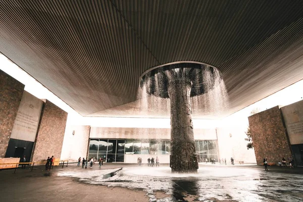 Una Toma Bajo Ángulo Hermosas Cascadas Artificiales Modernas Edificio —  Fotos de Stock