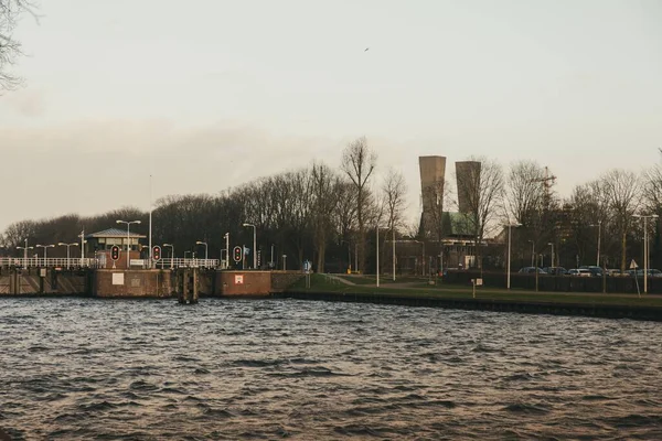 Krásná Scenérie Jezera Obklopená Mnoha Budovami Amsterdamu — Stock fotografie