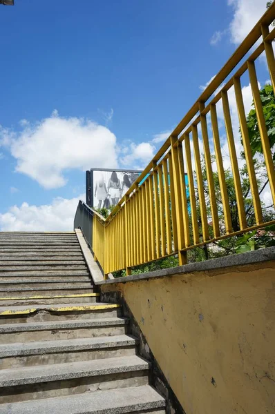 Eine Gelbe Straßenbarrikade Neben Einer Reihe Von Treppen — Stockfoto