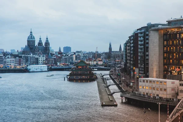 Amsterdam Birçok Tarihi Binayla Çevrili Bir Limanın Yüksek Açılı Görüntüsü — Stok fotoğraf