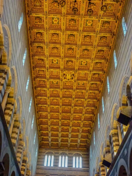 Eine Vertikale Aufnahme Der Goldenen Decke Eines Gebäudes Mit Quadratischen — Stockfoto