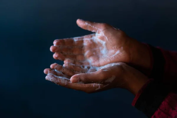 Ujęcie Bliska Mydlanych Rąk Osoby Znaczenie Mycia Rąk Podczas Pandemii — Zdjęcie stockowe