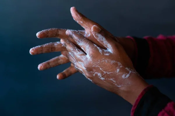 Een Close Van Ingezeepte Handen Van Een Persoon Belang Van — Stockfoto