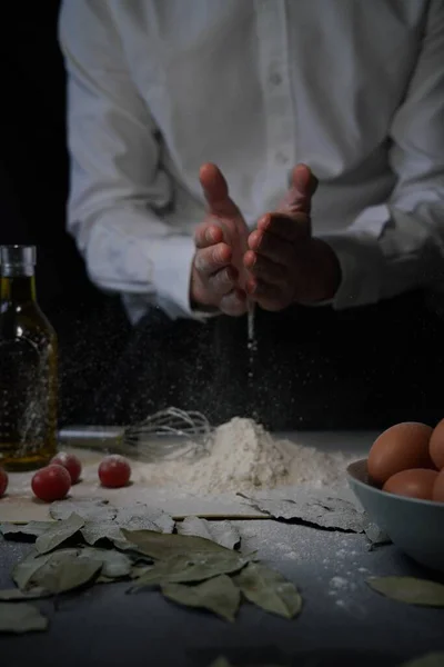 Homem Derramando Farinha Sobre Mesa Lado Uma Tigela Ovos Tomates — Fotografia de Stock
