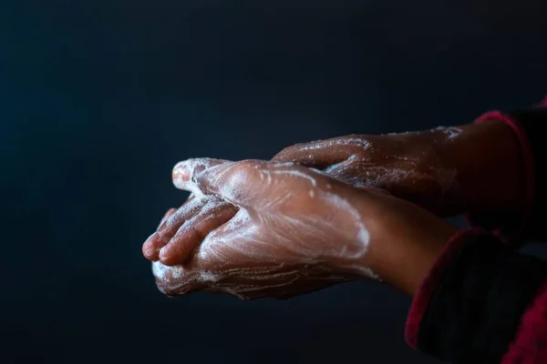 Tiro Close Das Mãos Ensaboadas Uma Pessoa Importância Lavar Mãos — Fotografia de Stock