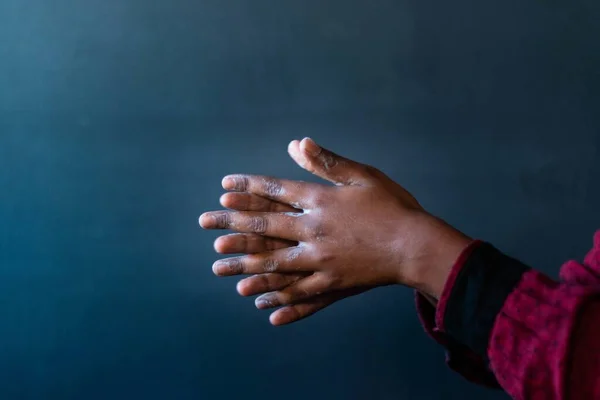 Tiro Close Das Mãos Ensaboadas Uma Pessoa Importância Lavar Mãos — Fotografia de Stock