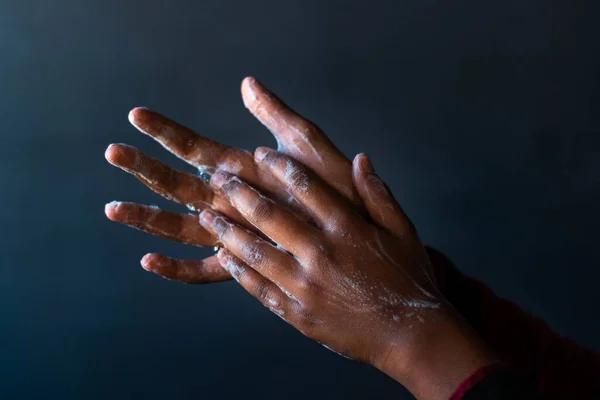 Tiro Close Das Mãos Ensaboadas Uma Pessoa Importância Lavar Mãos — Fotografia de Stock