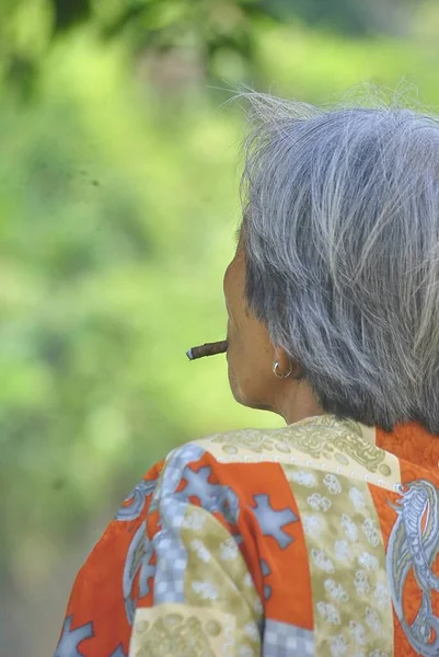 Colpo Verticale Fuoco Superficiale Una Vecchia Donna Che Fuma Tabacco — Foto Stock