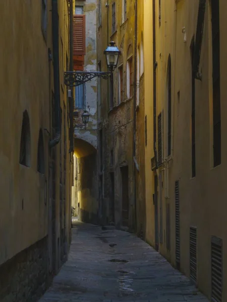 Een Verticale Opname Van Twee Gebouwen Tegenover Elkaar Florence Italië — Stockfoto