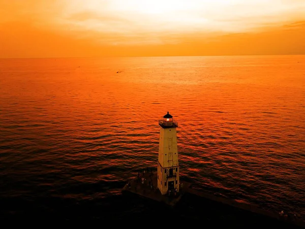 Tiro Ângulo Alto Farol Mar Com Belas Paisagens Pôr Sol — Fotografia de Stock