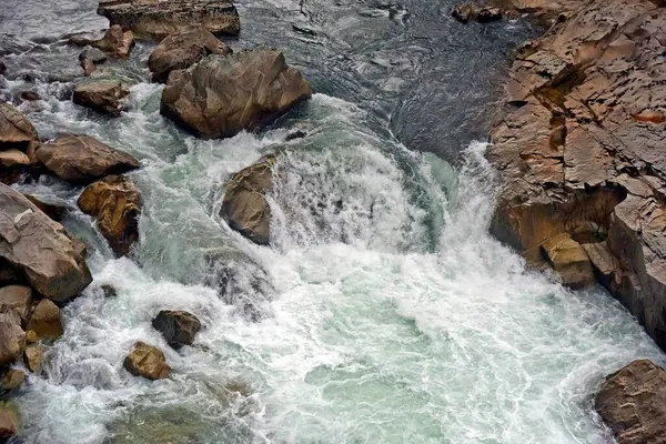 Красивый Снимок Потока Воды Сквозь Скалы Лесу — стоковое фото