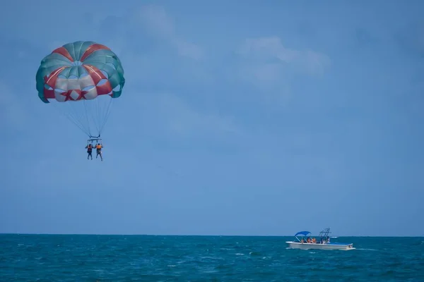 Tiro Bonito Parasailers Barco Golfo México Com Céu Azul Fundo — Fotografia de Stock