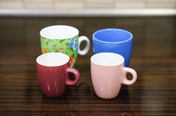 Verschillende Veelkleurige Mokken Naast Elkaar Tafel — Stockfoto