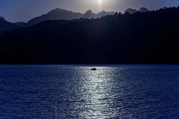 Vista Hipnotizante Das Silhuetas Das Montanhas Atrás Oceano Calmo Durante — Fotografia de Stock