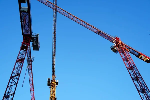 Una Toma Bajo Ángulo Grúas Rojas Construcción Contra Cielo Azul — Foto de Stock