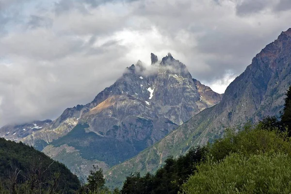 Der Faszinierende Blick Auf Die Berge Einem Bewölkten Tag Mit — Stockfoto