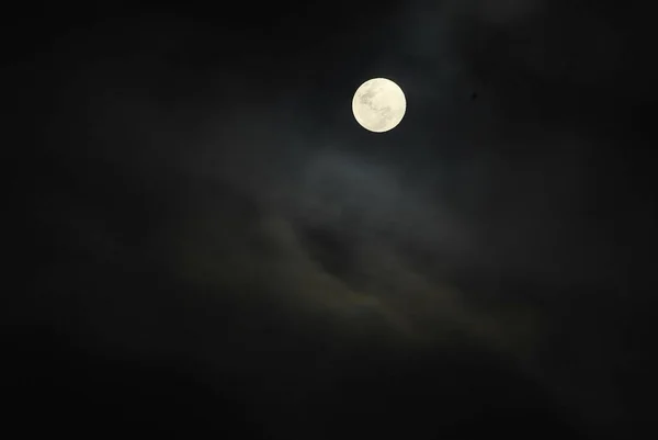 Belo Tiro Uma Lua Brilhante Com Nuvens — Fotografia de Stock