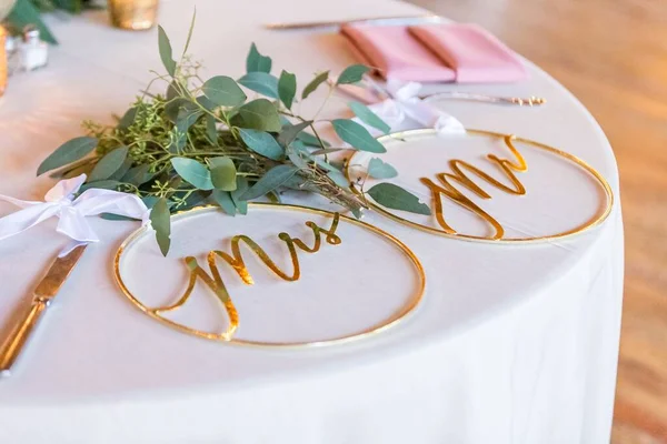 Closeup Shot Ring Shaped Golden Wedding Decorations Writings Mrs — Stock Photo, Image