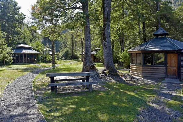 Mooie Foto Van Het Park Met Picknickplaatsen Een Zonnige Dag — Stockfoto