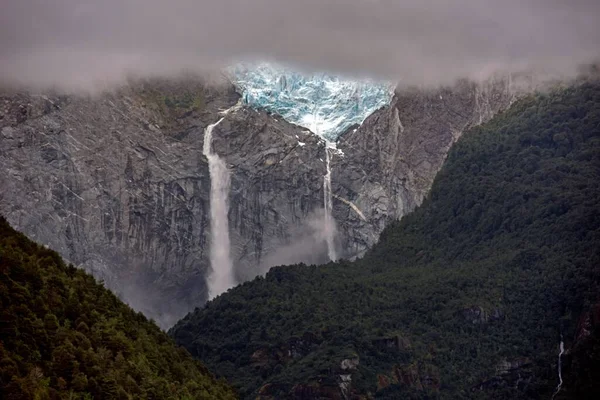 Vista Hipnotizante Das Montanhas Rochosas Com Uma Cachoeira — Fotografia de Stock