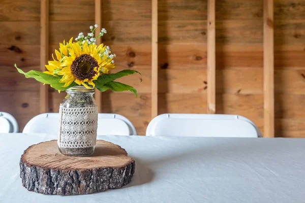 Primo Piano Piccolo Vaso Con Bellissimi Girasoli Pezzo Tronco Legno — Foto Stock