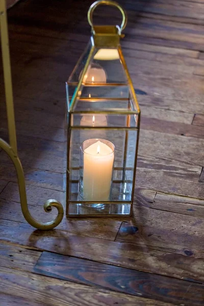 木地板上玻璃灯中一支蜡烛的垂直特写镜头 — 图库照片
