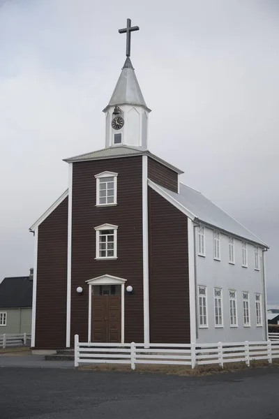 Pionowe Ujęcie Kościoła Krzyżem Górze Islandii — Zdjęcie stockowe