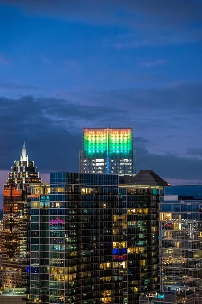 Disparo Vertical Alto Ángulo Los Rascacielos Iluminados Megapolis Por Noche —  Fotos de Stock